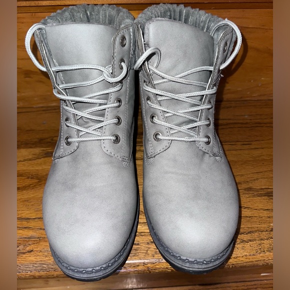 EUC CHINESE LAUNDRY - Picture 4 of 9